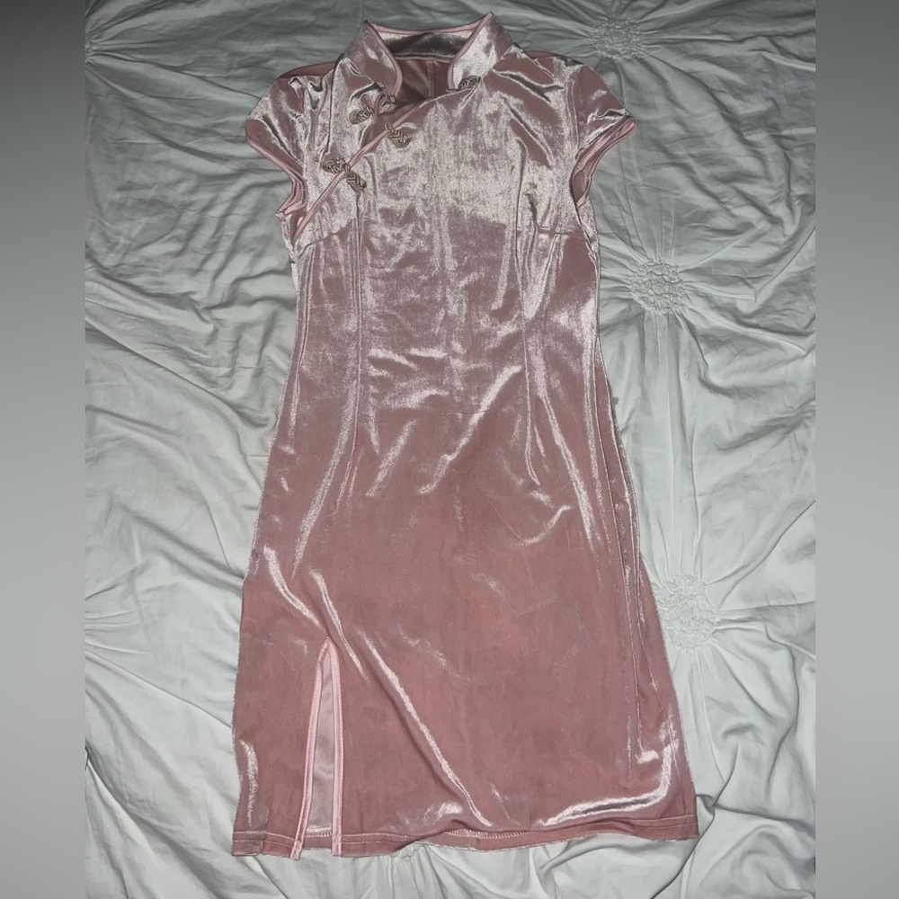 Annie’s Ibiza Velvet Pink Asian-Style Mini Dress.
Never Been Worn.
